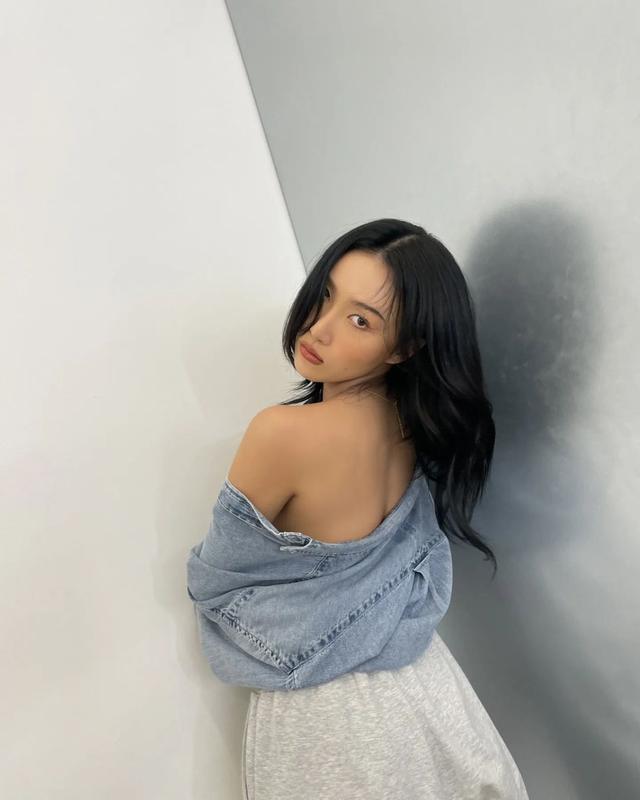 27岁韩国女星华莎,“大胆性感”时尚,秀出笔直锁骨和圆润肩线