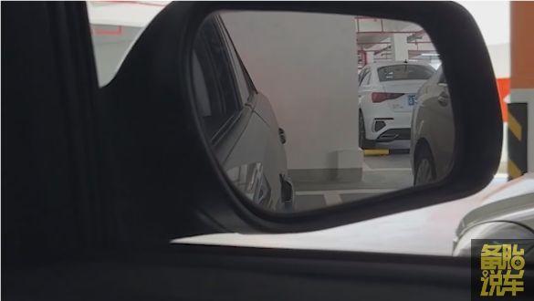考完驾照还是停不好车?2分钟学会真实路况倒车入库