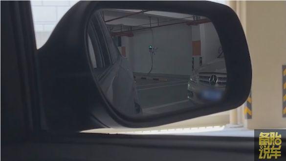 考完驾照还是停不好车?2分钟学会真实路况倒车入库