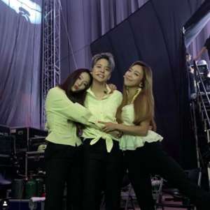 Krystal久违晒f(x)合影 与AmberLuna相拥粉丝泪奔