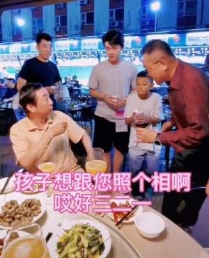 有美女敬酒(冯巩吃饭遭美女包围，纷纷敬酒求合影，冯巩：这饭我没法吃)