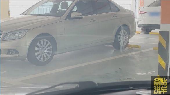 考完驾照还是停不好车?2分钟学会真实路况倒车入库