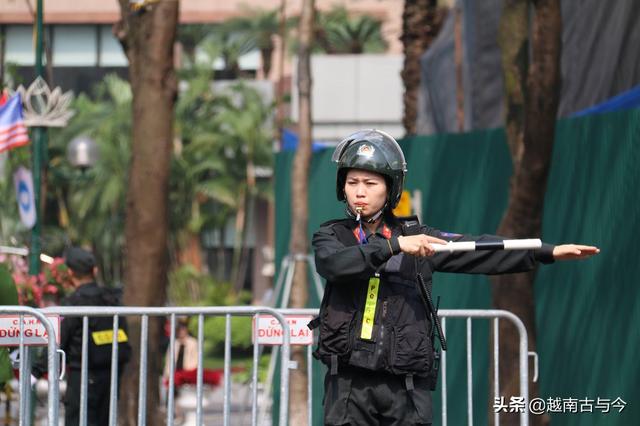 实拍越南街头美女警察：个个长得十分漂亮，图四笑的最甜美