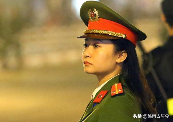 实拍越南街头美女警察：个个长得十分漂亮，图四笑的最甜美
