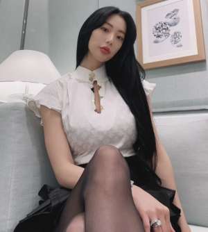 美女在线自拍(第一美女克拉拉晒自拍穿黑丝秀纤细长腿，手表镶满钻石太阔气)