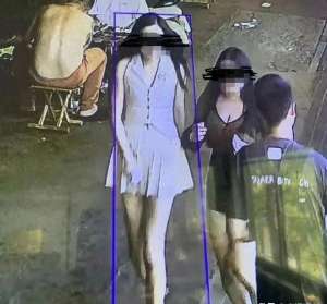 美女喝醉小便(笑趴,两名美女深夜在店门口撒尿,老板调监控曝光细节,网友炸锅)