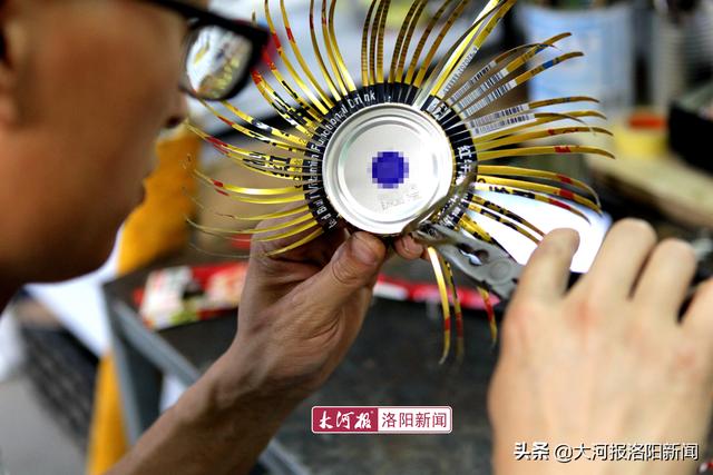 洛阳小伙用易拉罐做飞机、汽车模型月入过万，网友：扔掉了几个亿
