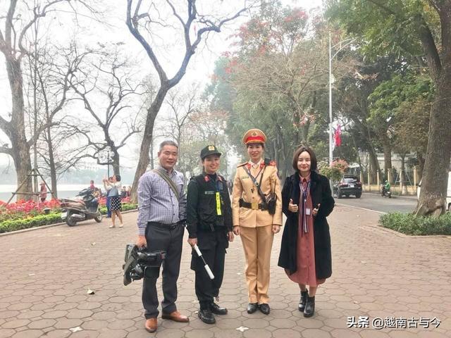 实拍越南街头美女警察：个个长得十分漂亮，图四笑的最甜美