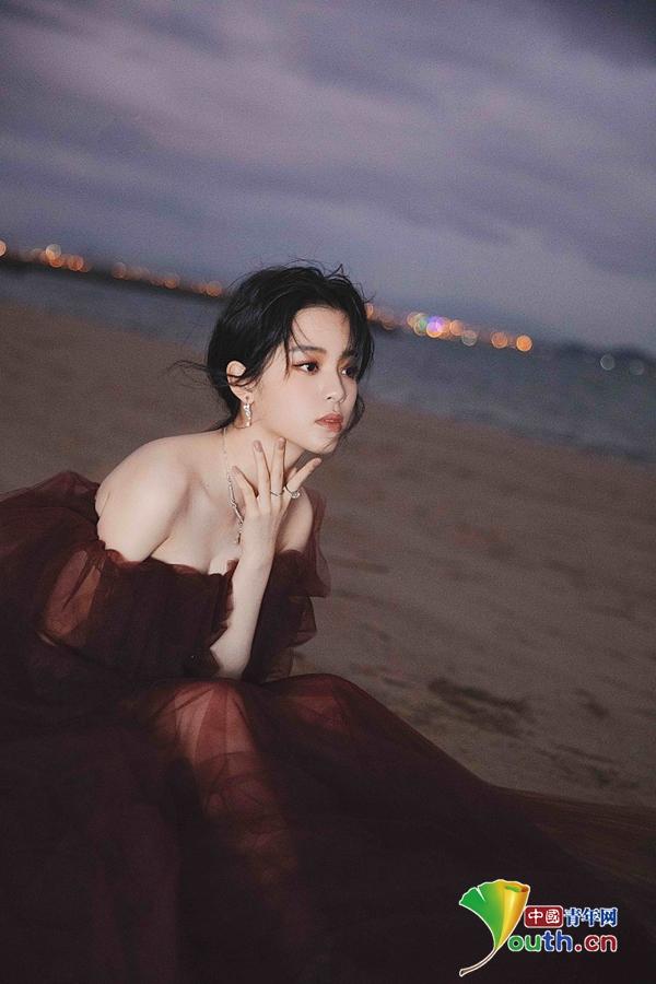欧阳娜娜海边拍写真 一字肩纱裙美艳灵动仙气十足