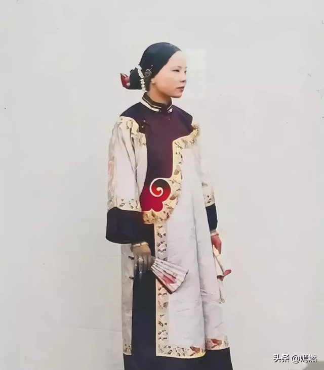 罕见照片:日本女人竟如此开放大胆,女学生脱光衣服全身赤裸上课