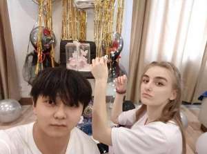 爱上美女(中国留学生爱上俄罗斯美女，每天被女友亲上百次，睡个懒觉都不成)