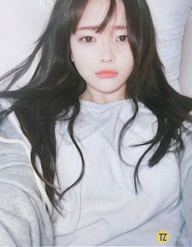 这个清纯脱俗的韩国网红模特，光看她的嘴我就合不拢腿