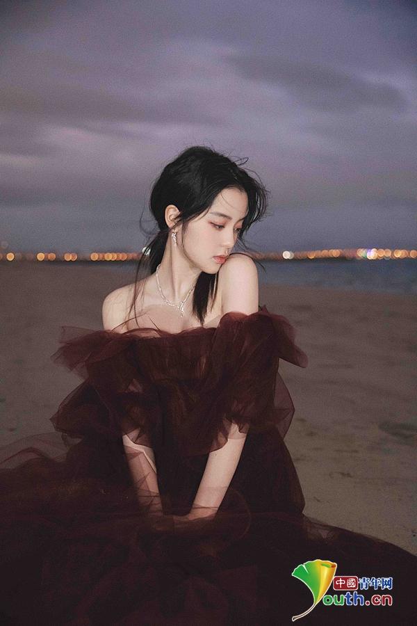 欧阳娜娜海边拍写真 一字肩纱裙美艳灵动仙气十足