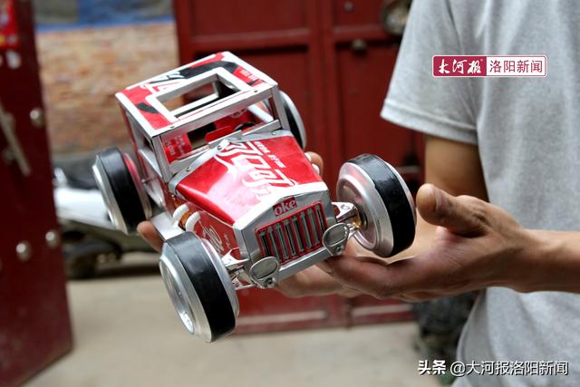 洛阳小伙用易拉罐做飞机、汽车模型月入过万，网友：扔掉了几个亿
