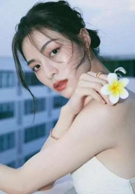 五千年不遇美女(女星刚出道和现在比，变成翻天地覆，你能认出来几位？)