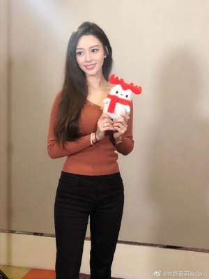 郎朗娇妻吉娜分享今日美貌 简单装扮难掩超绝气质