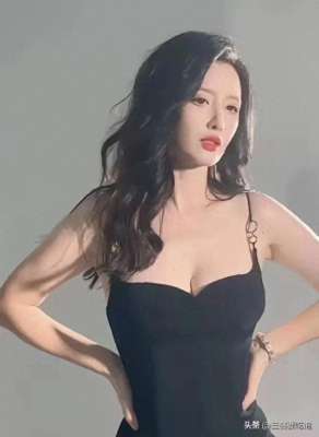 美女清新小胸(张萌深V吊带裙再掀热潮，傲人胸部令人目不转睛 最近)