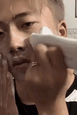 做核酸检测时,遇到一个姑娘,我该怎么套近乎呢?哈哈哈