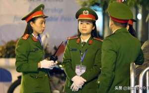 美女开标志(实拍越南街头美女警察：个个长得十分漂亮，图四笑的最甜美)