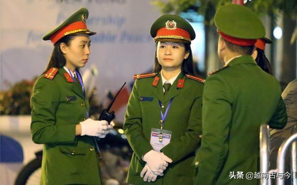 实拍越南街头美女警察：个个长得十分漂亮，图四笑的最甜美