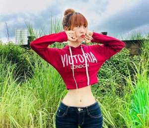 缅甸美女巨(只有35厘米23岁缅甸女子晒天生小蛮腰，爆红网络引发争议)