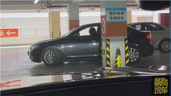 考完驾照还是停不好车?2分钟学会真实路况倒车入库
