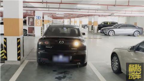 考完驾照还是停不好车?2分钟学会真实路况倒车入库