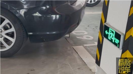 考完驾照还是停不好车?2分钟学会真实路况倒车入库