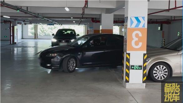 考完驾照还是停不好车?2分钟学会真实路况倒车入库