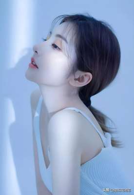 极度诱惑美女(火辣美女勾人吊带的极致诱惑写真集)