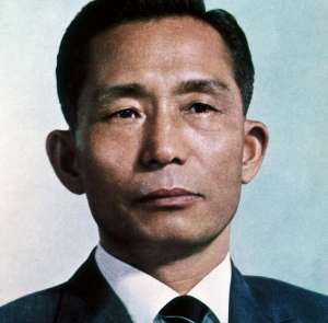 韩国大力美女(“狠人”朴正熙，大力反腐，清除住豪宅养情妇官员，不怕得罪人？)
