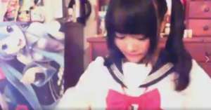 美女制服直播(日本直播平台福利满满，美女coser制服直播起身后亮了)