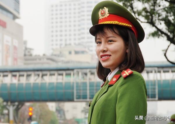 实拍越南街头美女警察：个个长得十分漂亮，图四笑的最甜美