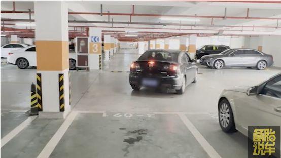 考完驾照还是停不好车?2分钟学会真实路况倒车入库
