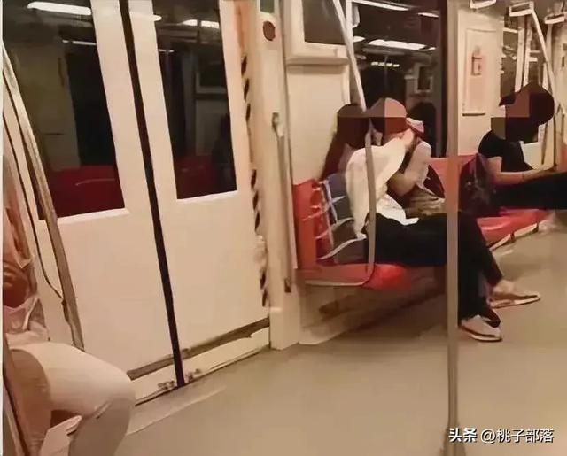 地铁情侣当众激情亲吻摸胸,女子闭眼陶醉,网友直呼辣眼!