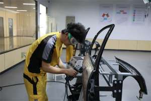 什么是汽车钣金(汽车钣金难吗？主要学些什么？)