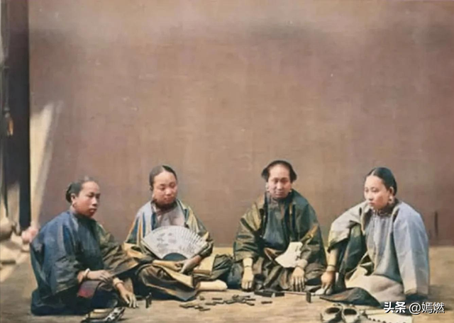 罕见照片:日本女人竟如此开放大胆,女学生脱光衣服全身赤裸上课