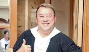 美女亲吻男人(港媒曝曾志伟吻26岁女模特，强行亲嘴惹争议，事后称只是出于礼仪)