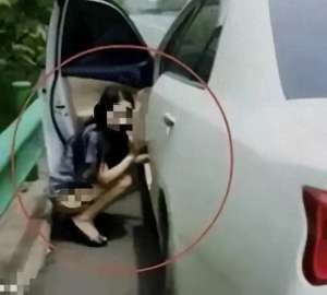 高速上尿急的美女(国庆高速女子尿急，竟然……)