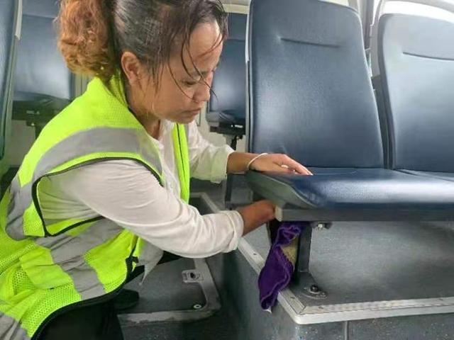 公交车“美容师”:盛夏工作不到五分钟就满身大汗