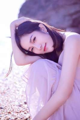 柔美女孩(轻熟女孩的沙滩写真，光影柔美细腻动人)
