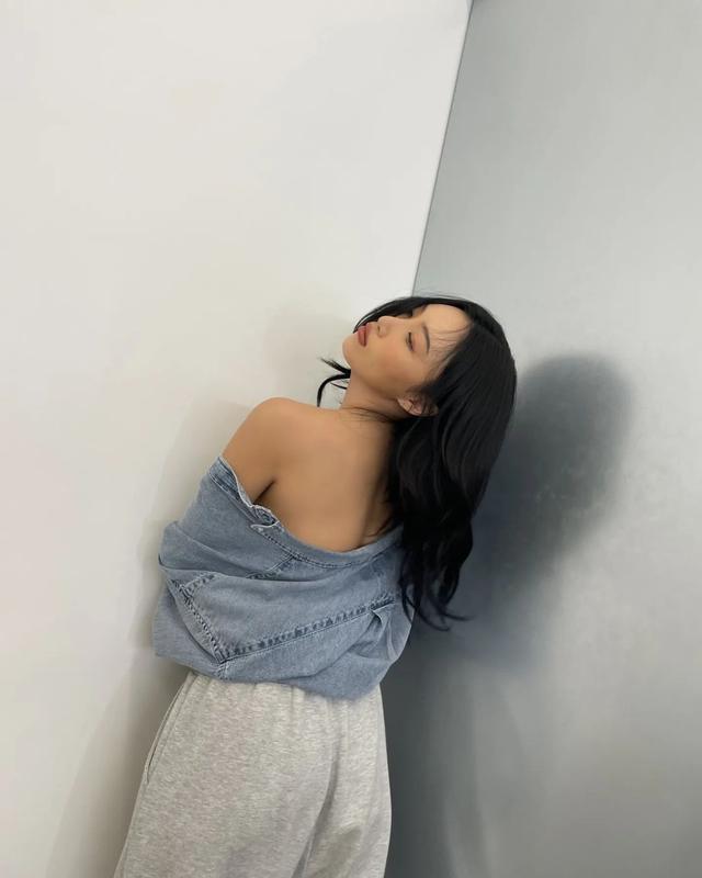 27岁韩国女星华莎,“大胆性感”时尚,秀出笔直锁骨和圆润肩线