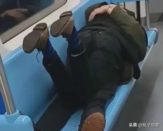 地铁情侣当众激情亲吻摸胸,女子闭眼陶醉,网友直呼辣眼!