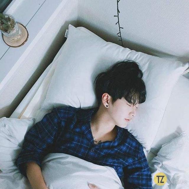 这个清纯脱俗的韩国网红模特，光看她的嘴我就合不拢腿