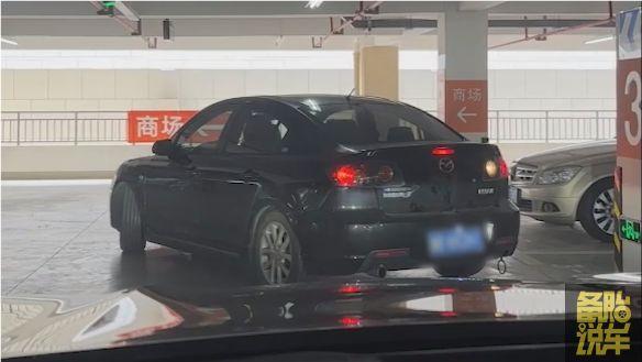 考完驾照还是停不好车?2分钟学会真实路况倒车入库
