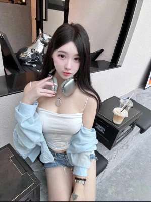美女肉体展示(震撼维密天使下凡？泳池边的绝美肉体盛宴)