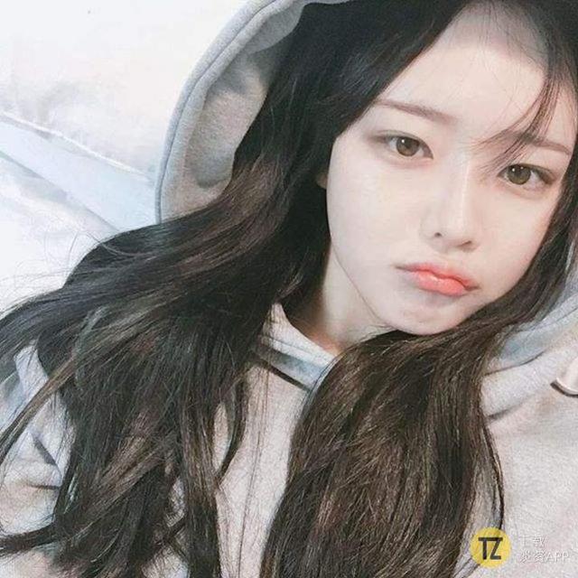这个清纯脱俗的韩国网红模特，光看她的嘴我就合不拢腿