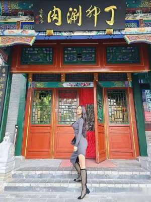 性感诱人姿势美女(韩国已婚性感女星秀S曲线，大胸翘臀腿还长，紧身裙拍照姿势撩人)