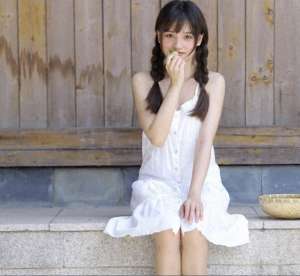 小裙清纯美女(美女写真：清纯学生妹小白裙，可爱清纯好撩人)