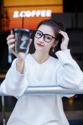 视力美女(清纯大眼睛美女)
